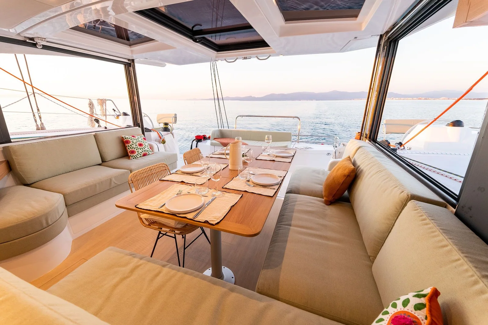 ארוחה עם נוף לים בקטמרן Bali Catsmart